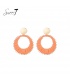 Oorbellen oranje raffia hanger en een goudkleurige knop