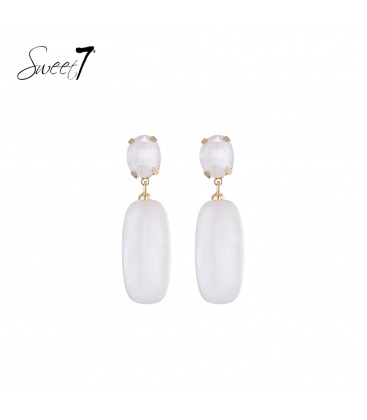 Oorbellen met witte hanger en glas steentje als oor knop