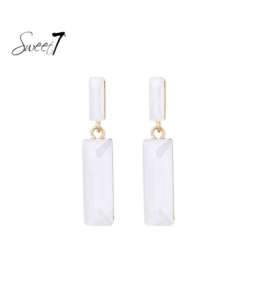 Oorbellen met strakke witte hanger en oor stukje