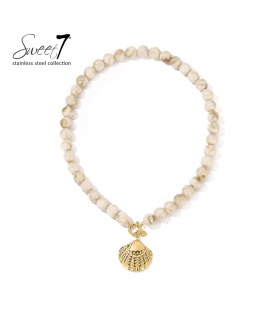Halsketting met beige kralen en goudkleurige schelp hanger