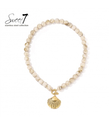 Halsketting met beige kralen en goudkleurige schelp hanger