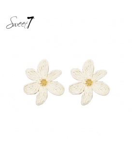 Oorbellen wit bloem van raffia en een goudkleurige kern