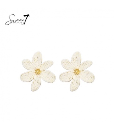 Oorbellen wit bloem van raffia en een goudkleurige kern