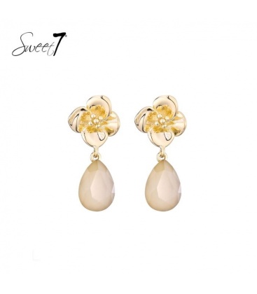 Oorbellen bloem design met zachte beige druppelvormige hanger