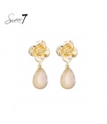 Oorbellen bloem design met zachte beige druppelvormige hanger
