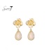 Oorbellen bloem design met zachte beige druppelvormige hanger