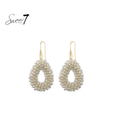 Oorbellen beige kralen druppelvorm met goudkleurige haak