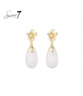 Oorbellen met sierlijke bloem en zachte witte hanger