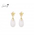 Oorbellen met sierlijke bloem en zachte witte hanger