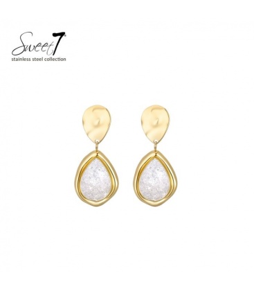 Oorbellen met witte druppel hanger en goudkleurige rand