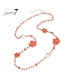 Halsketting met rode kralen en bloem details in een trendy design.