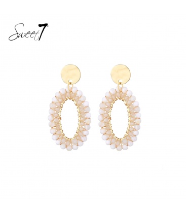 Oorbellen met goudkleurig draad en witte kralen