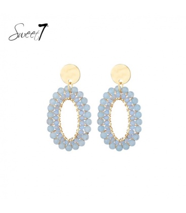 Oorbellen met blauwe kralen en goudkleurige draad