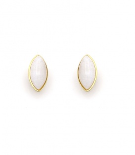 Oorclips met ovale witte steen en goudkleurige rand