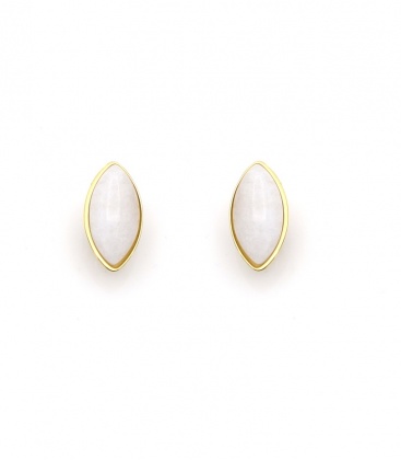 Oorclips met ovale witte steen en goudkleurige rand