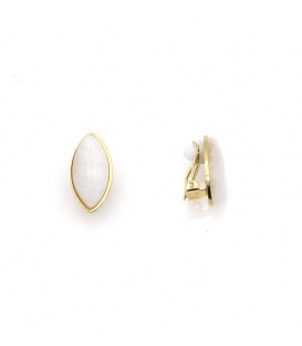 Oorclips met ovale witte steen en goudkleurige rand
