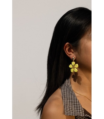 Oorbellen met gele bloemen en goudkleurige oor knop