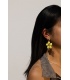 Oorbellen met gele bloemen en goudkleurige oor knop