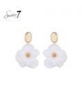 Oorbellen witte bloem met goudkleurige accenten