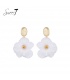 Oorbellen witte bloem met goudkleurige accenten