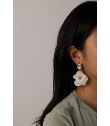Oorbellen witte bloem met goudkleurige accenten