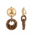 Oorclips met goudkleurige oorknop en ronde hanger in panterprint.
