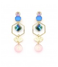 Oorclips met blauwe steen, roze hanger en goudkleurige zeshoek