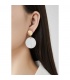 Oorclips met witte ronde hanger en goudkleurige clip