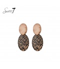 Oorbellen bruin met en ovale panterprint hanger.