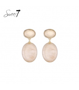 Oorbellen creme met ovale hanger en goudkleurige details