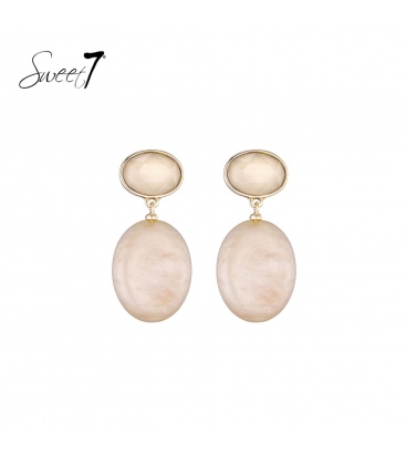 Oorbellen creme met ovale hanger en goudkleurige details