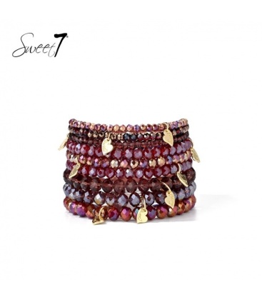 Armband bordeaux rood met glaskralen en goudkleurige bedeltjes