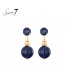 Oorbellen donkerblauw met facetsteen en goudkleurige details.