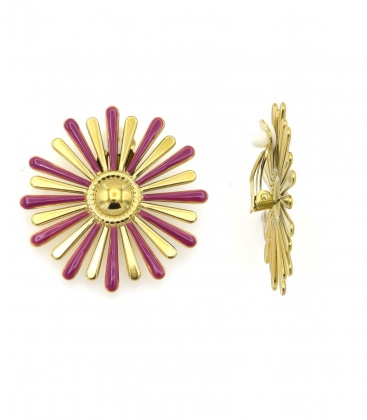 Oorclips met paars en goudkleurig bloemdesign.
