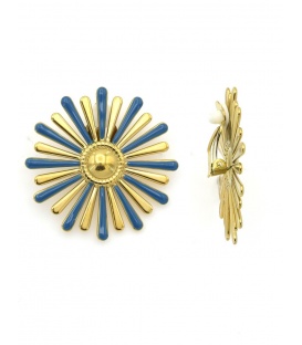Oorclips met blauw en goudkleurig bloemdesign.