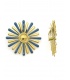 Oorclips met blauw en goudkleurig bloemdesign.