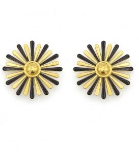 Oorclips met zwart en goudkleurig bloemdesign.