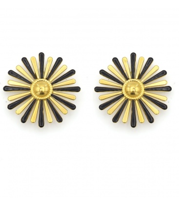 Oorclips met zwart en goudkleurig bloemdesign.