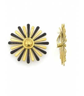 Oorclips met zwart en goudkleurig bloemdesign.