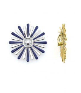 Oorclips met blauw en zilverkleurig bloem motief