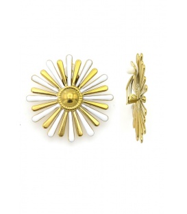 Oorclips met goudkleurig en witte bloem blaadjes