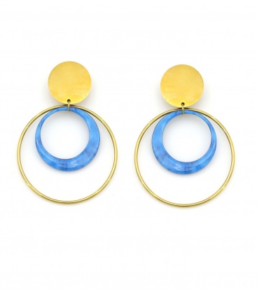 Oorclips met goudkleurige ring en blauwe cirkel in marmerlook.