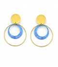 Oorclips met goudkleurige ring en blauwe cirkel in marmerlook.