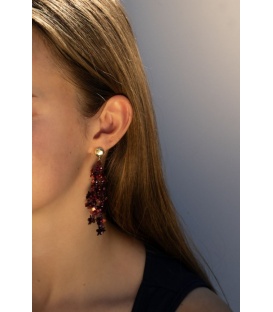 Oorbellen bordeaux rood met bloemen glas kralen en goudkleurige top