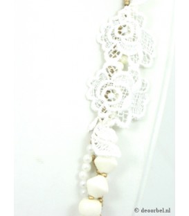 Wit met goudkleurige 3 strengs halsketting met kanten bloem