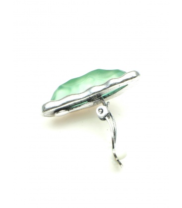 Donkergroene oorclips met zilverkleurige zetting