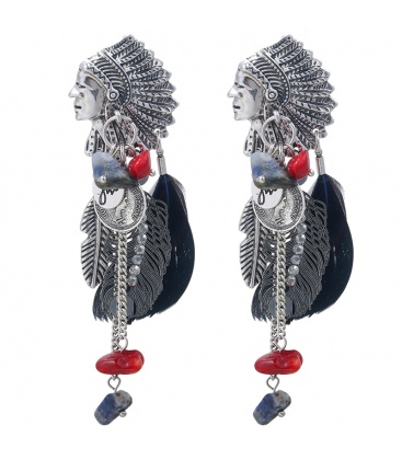 Leuke rode indian boho oorclips, met veertjes en verschillende bedels 