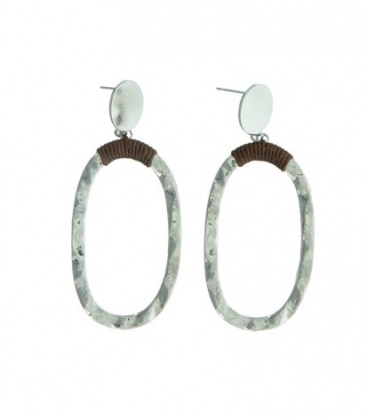 Zilverkleurige oorhangers met zwart koord boven in de hanger verwerkt