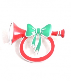 Rode broche in de vorm van een trompet en een groene strik