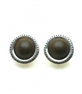 Zilverkleurige ronde oorclips met bruine houten inleg